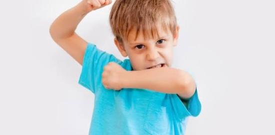 Mengapa Anak Suka Memukul? Ini Penyebab dan Cara Mengatasinya