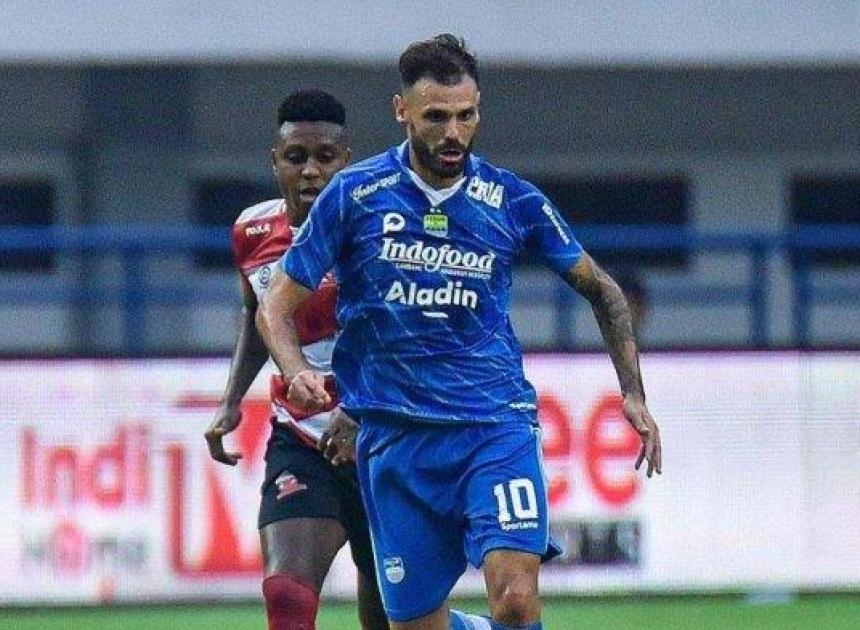 Tyronne del Pino Ramos Raih Penghargaan Pemain Terbaik Liga 1 2024–2025