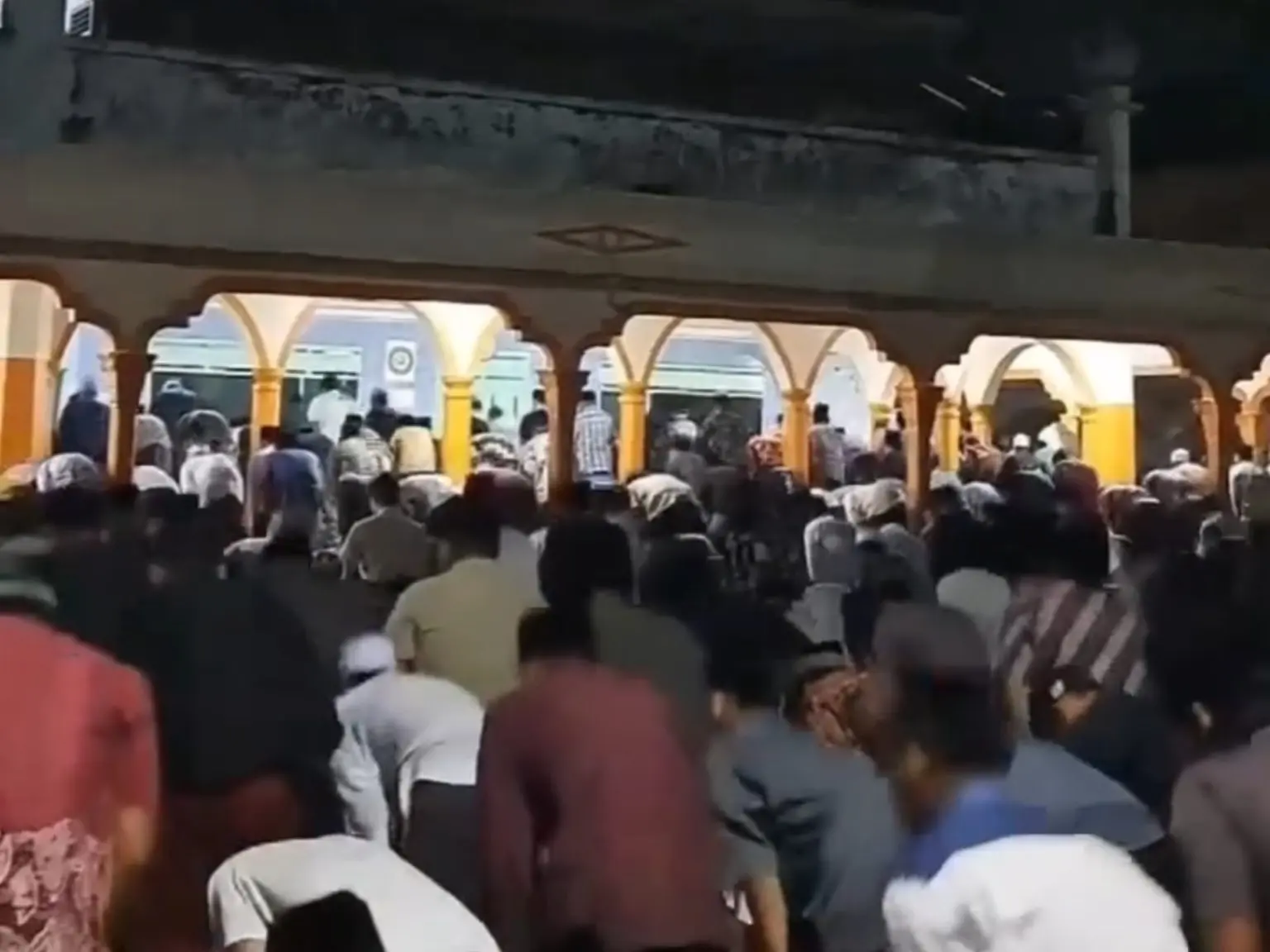 Viral, Salat Tarawih Cepat di Blitar