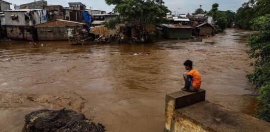 Peringatan Banjir BPBD Jakarta untuk Warga Bantaran Sungai Ciliwung