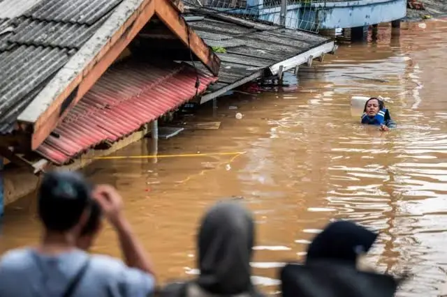 Sejumlah Wilayah di Jakarta Masih Terendam Banjir, Tinggi Air di Cililitan Capai 3,7 Meter