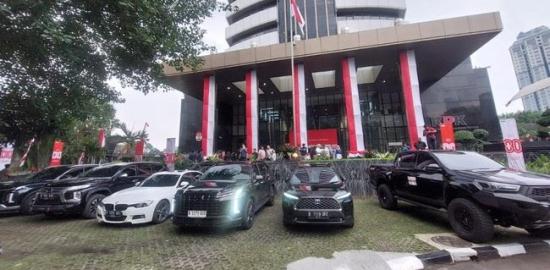 KPK Pamerkan 22 Kendaraan Mewah Hasil OTT Wamenaker Immanuel Ebenezer