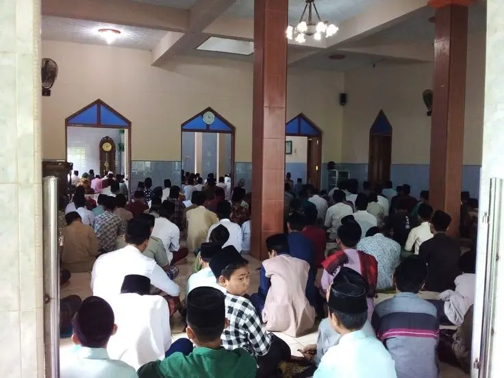 Ketimpangan Religiusitas: Mengapa Masjid Penuh Saat Tarawih tapi Kosong Saat Subuh?