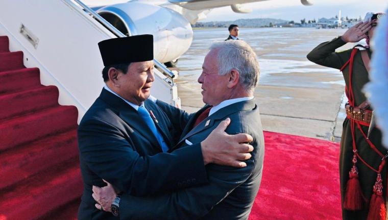 Tiba di Amman, Presiden Prabowo Disambut Langsung Raja Abdullah II