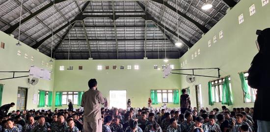Siswa SMP 3 Turi Padati Barak Pengungsian Sleman untuk Ikuti Pelatihan Menulis Kreatif