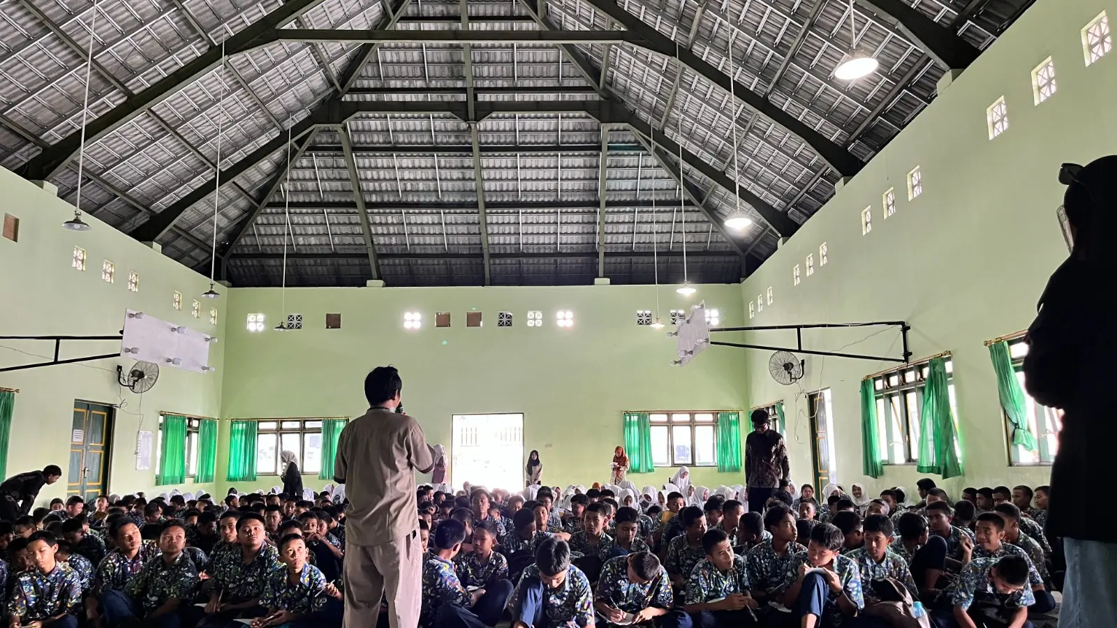 Siswa SMP 3 Turi Padati Barak Pengungsian Sleman untuk Ikuti Pelatihan Menulis Kreatif