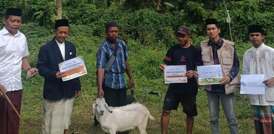 Bukan Sekadar Wacana, Pemuda Ini Turun Langsung Berbagi Kurban untuk Masyarakat Desa