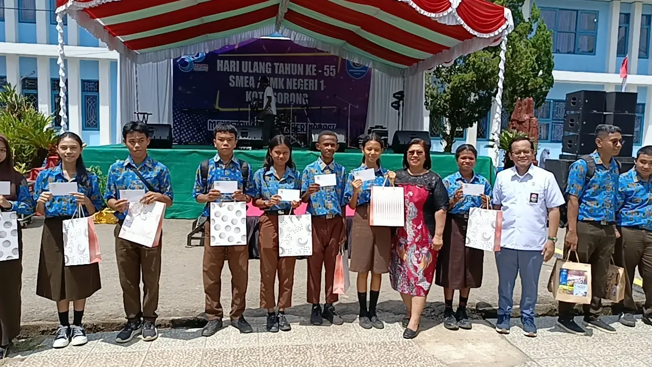 Meriah, HUT ke-55 SMK Negeri 1 Kota Sorong Dihadiri Gubernur Elisa Kambu dan Senator Hartono
