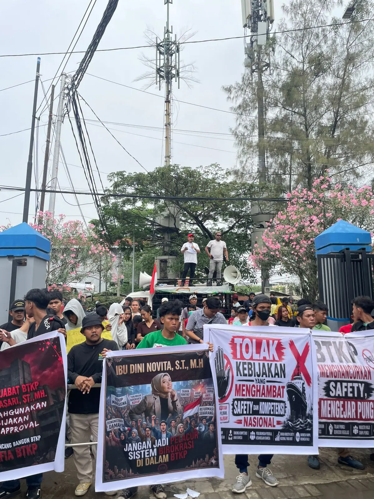 Aliansi Peduli Keadilan Rakyat Menggugat Gelar Aksi Depan Kantor BTKP, Desak Dirjenhubla Segera Cabut KP DJPL Nomor 327 Tahun 2025