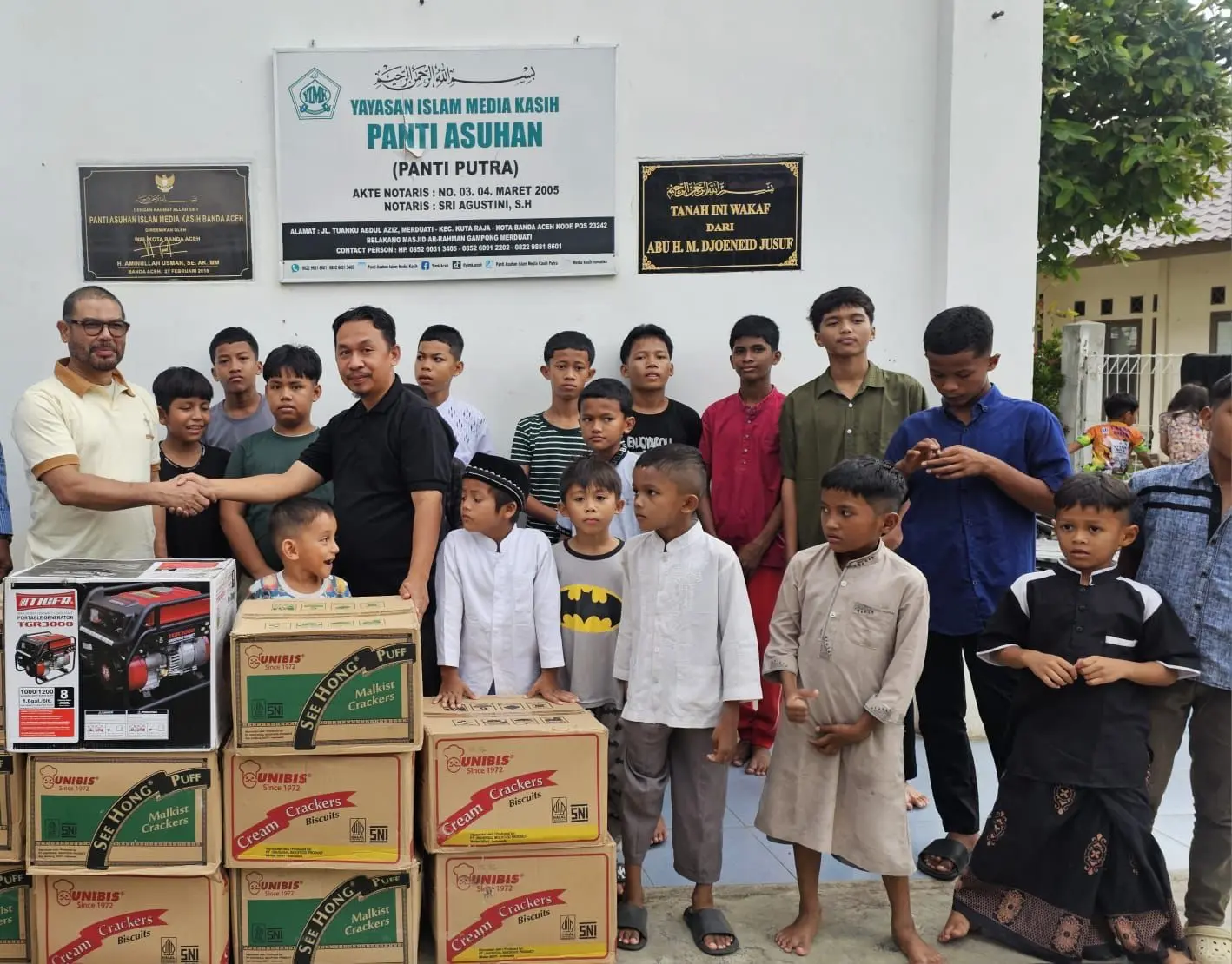 Nasir Djamil Serahkan Bantuan Makanan dan Genset untuk Panti Asuhan Islam Media Kasih Banda Aceh