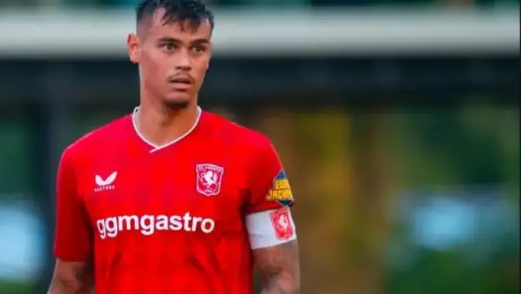 Kapten FC Twente Pasang Badan Bela Nasib Mees Hilgers: “Dia Tetap Rekan Satu Tim Kami”