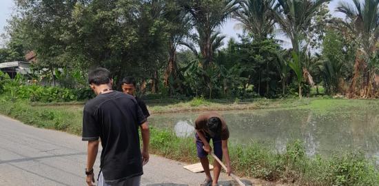 Serang Bebas Banjir: KKM UPG Kelompok 17 Gandeng Warga Bersihkan Drainase dan Perbaiki Jalan