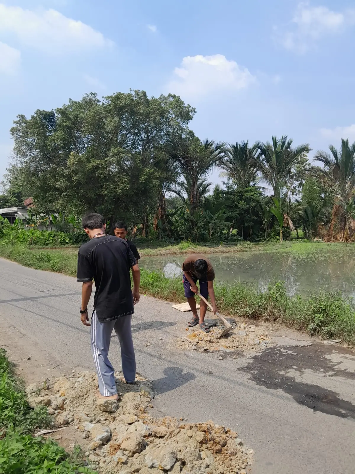 Serang Bebas Banjir: KKM UPG Kelompok 17 Gandeng Warga Bersihkan Drainase dan Perbaiki Jalan