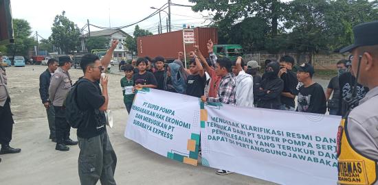 Puluhan Mahasiswa Gelar Aksi, Menuntut PT. Super Pompa Bertanggungjawab Kepada PT. Surabaya Express