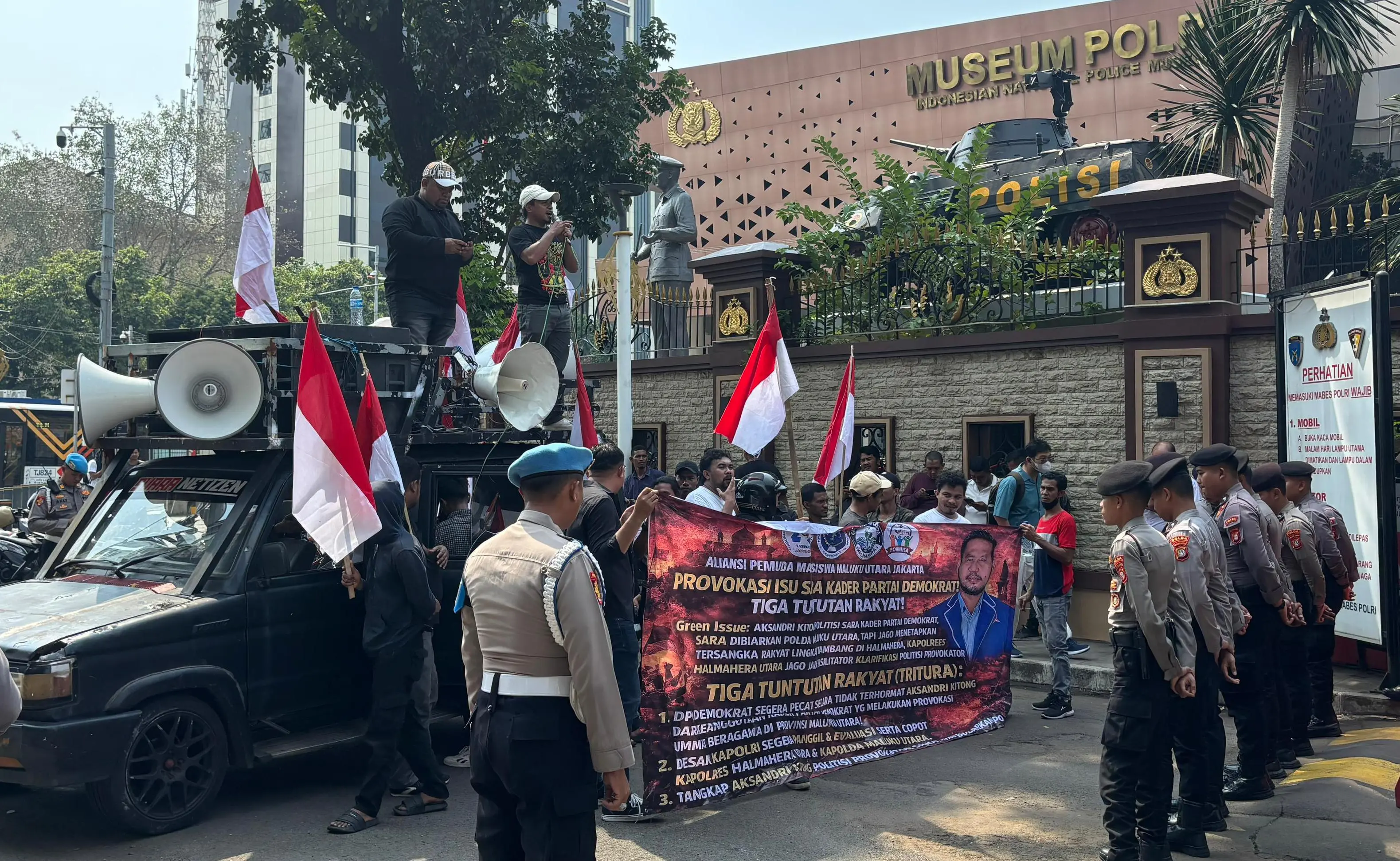 Gelar Aksi di DPP Demokrat dan Mabes Polri, Aliansi Pemuda dan Mahasiswa Maluku Utara Desak Tangkap dan Pecat Aksandri Kitong