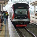 Info Commuter Line: Demi Keselamatan, Ini Aturan Penting Pengguna Saat Naik dan Turun Commuter Line Di Area Peron