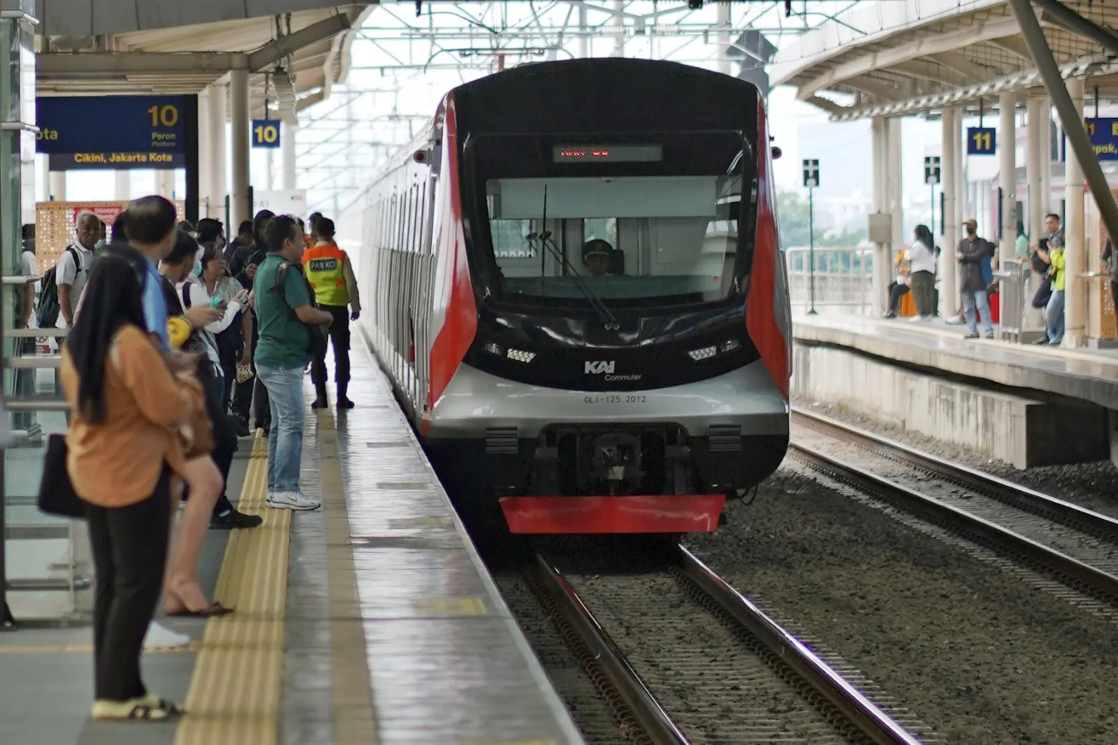Info Commuter Line: Demi Keselamatan, Ini Aturan Penting Pengguna Saat Naik dan Turun Commuter Line Di Area Peron
