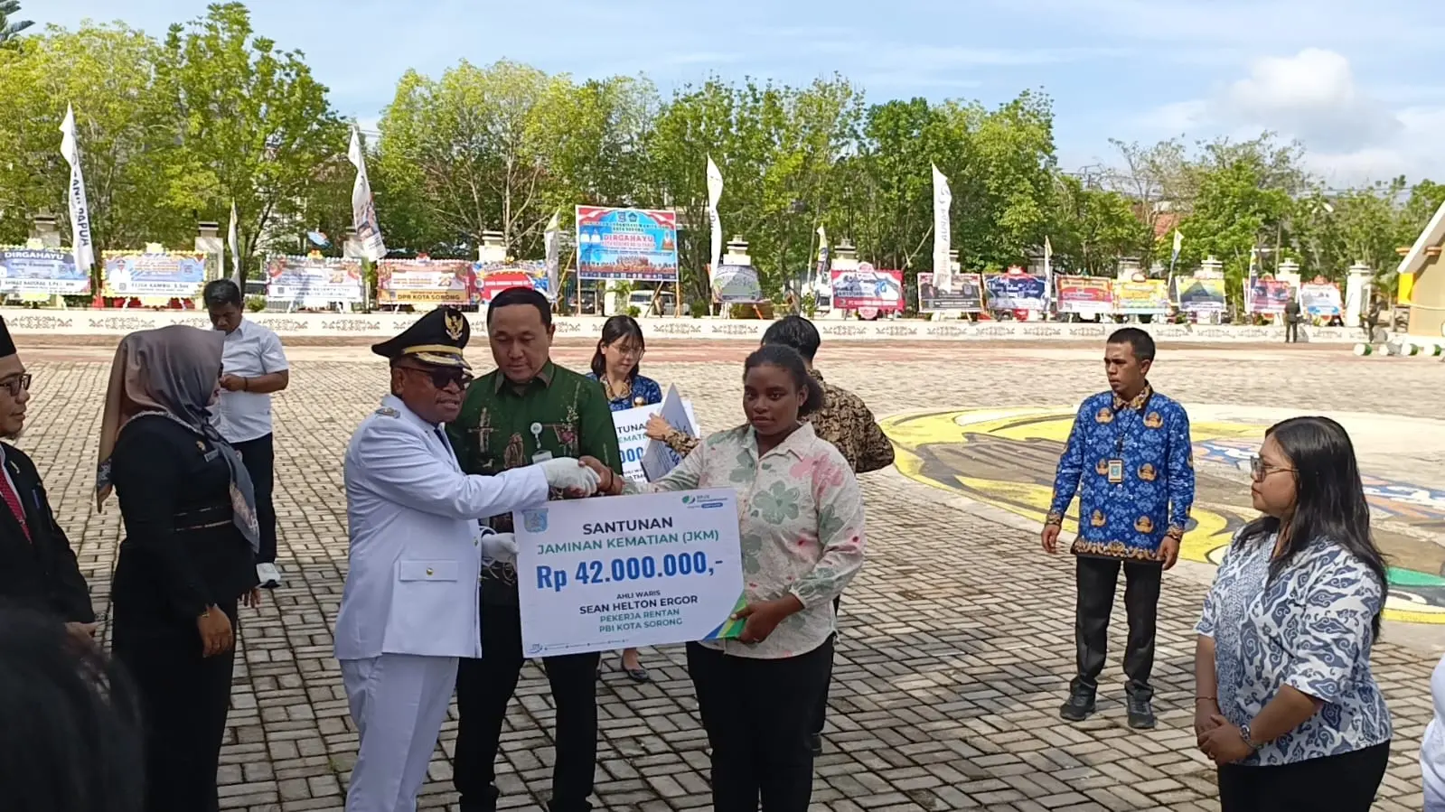 HUT ke-26, Wali Kota Sorong Menyerahkan Santunan Kematian dan Beasiswa Kepada Ahli Waris