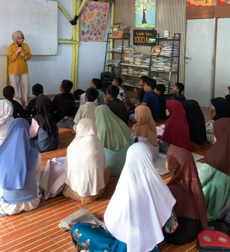 Pengabdian Masyarakat: BEM Global Institute Mengajar Anak-Anak Jalanan Serta Siswa SD Hingga SMP