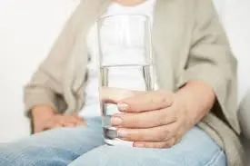 Minum Air Saat Makan Aman, Ini Penjelasan Ahli Soal Dampaknya bagi Pencernaan