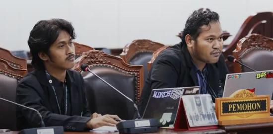 Dua Mahasiswa Tagih Amanat Konstitusi 20% Anggaran Pendidikan: Mahkamah Konstitusi Gelar Sidang Pendahuluan Uji Materi UU Pesantren