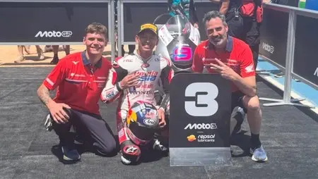 Veda Ega Pratama Ukir Sejarah dengan Podium Moto3 GP Brasil 2026