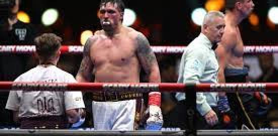 Usyk Pertahankan Gelar Dunia Usai Menang TKO Kontroversial atas Rico Verhoeven