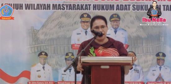 Hadiri RaKerDat Suku Besar Moi, Petronela Krenak Ajak Jaga Adat Moi