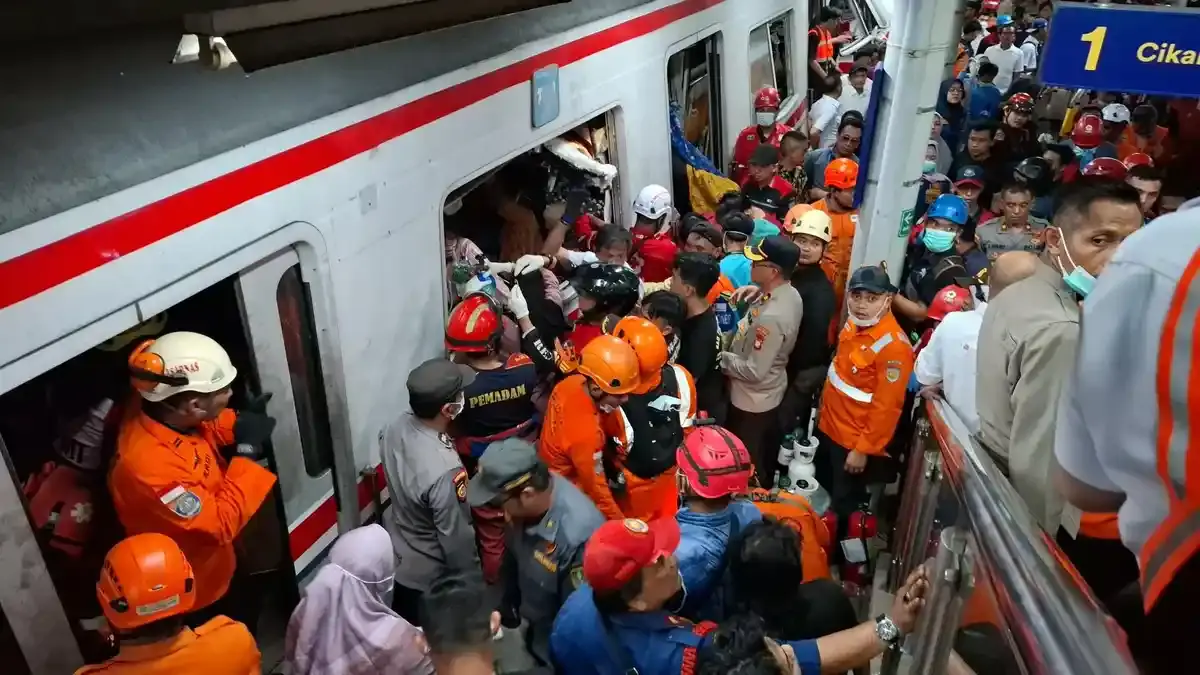 KECELAKAAN-KERETA-DI-STASIUN-BEKASI-TIMUR