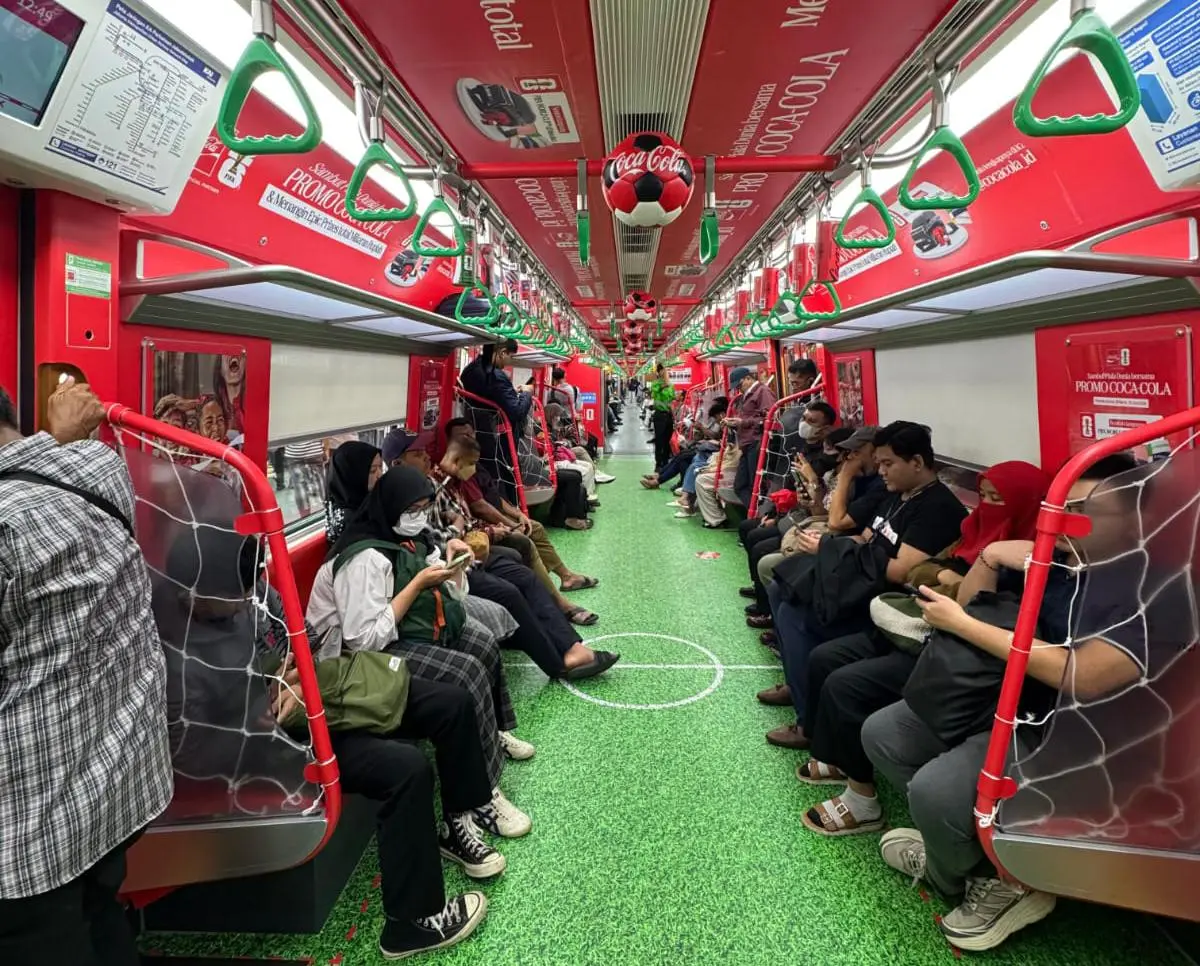 Atmosfer Piala Dunia di Commuter Line: KAI Commuter dan Coca-Cola Indonesia Hadirkan Semarak FIFA World Cup 2026 dalam Perjalanan Harian Jutaan Commuter Line