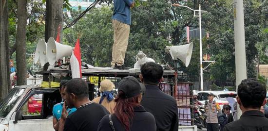 Aksi di Depan Kementerian ESDM, SMIT Desak Penyelesaian Pembebasan Lahan dan Pencabutan IUP PT.Arumba Jaya Perkasa