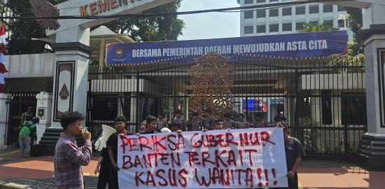 Viral Gubernur Banten dilaporkan ke Komnas Perempuan oleh Seorang Wanita: Mahasiswa Demo Depan kantor Kemendagri
