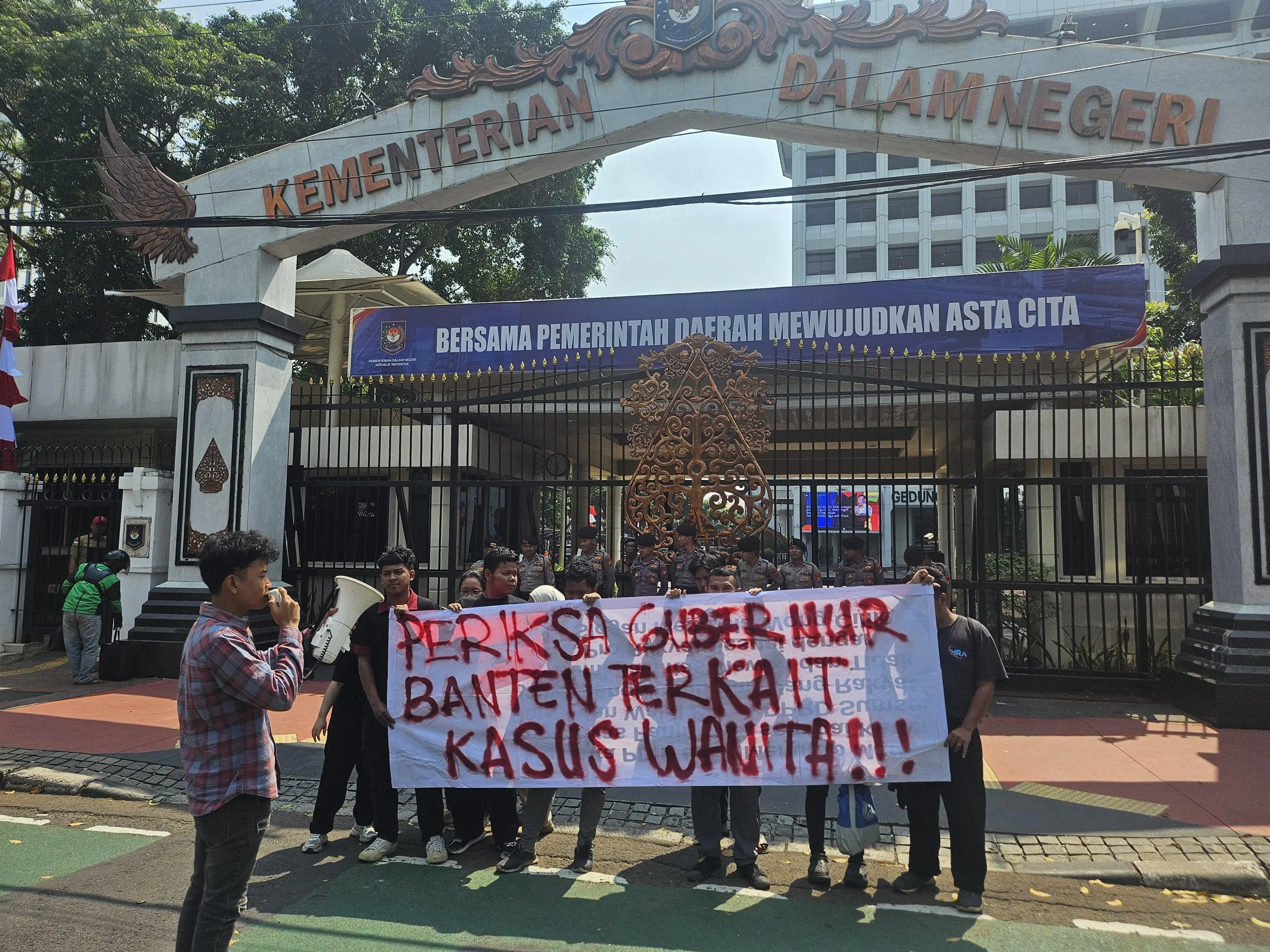 Viral Gubernur Banten dilaporkan ke Komnas Perempuan oleh Seorang Wanita: Mahasiswa Demo Depan kantor Kemendagri