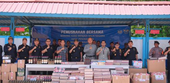Tekan Peredaran BKC Ilegal, Bea Cukai Papua Musnahkan Barang Ilegal Senilai Rp 430 Juta
