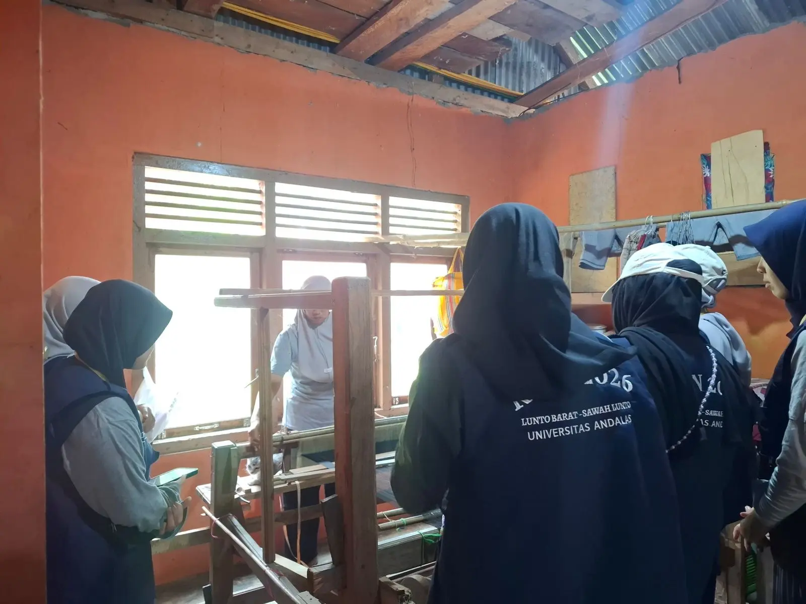 KKN Unand Reguler I 2026 Dorong Digitalisasi UMKM Songket