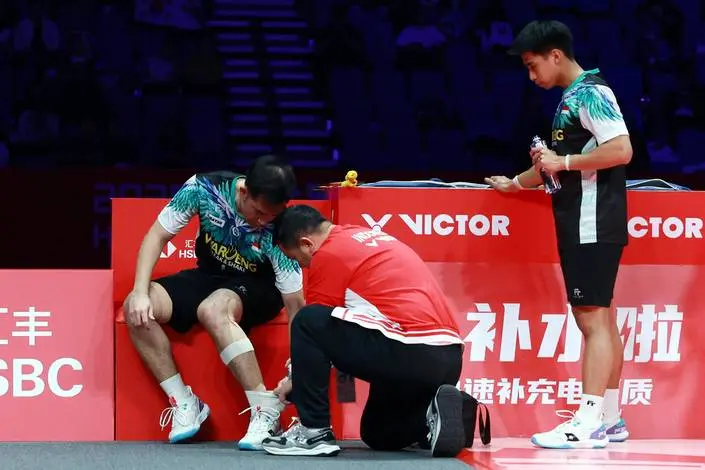 Cedera Pergelangan Kaki Hentikan Langkah Moh Reza Pahlevi di Semifinal BWF World Tour Finals 2025