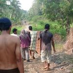 Akses Jalan Lumpuh, Nyawa Dipertaruhkan: Drama Tandu Pasien Terulang di kecamatam Patia