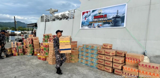 KRI Gulamah-869 Antar Logistik untuk Korban Banjir Halmahera