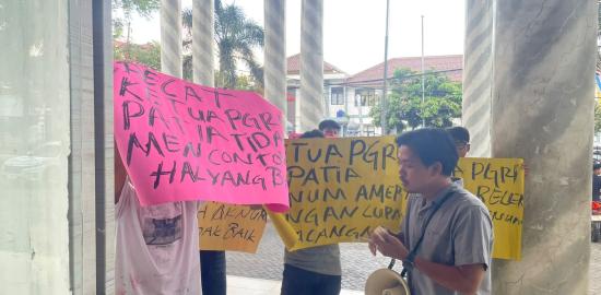 Mahasiswa Geruduk BKPSDM, Tuntut Pemecatan Ketua PGRI Kecamatan Patia