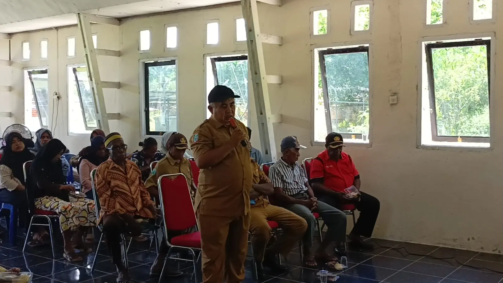 SarPras Kurang, Kepala SMPN 27 Raja Ampat 'Curhat' Dihadapan Senator Hartono
