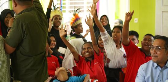 Delapan Tahun Mengabdi, Satu Langkah Menginspirasi, Kilang Kasim Berbagi Sukacita di SLB Kota Sorong