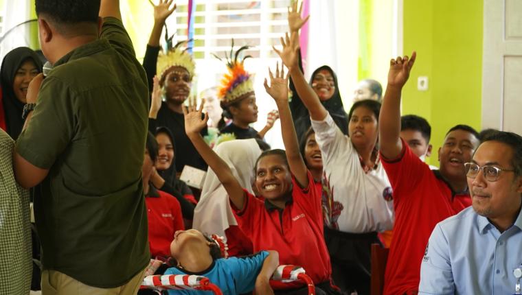 Delapan Tahun Mengabdi, Satu Langkah Menginspirasi, Kilang Kasim Berbagi Sukacita di SLB Kota Sorong