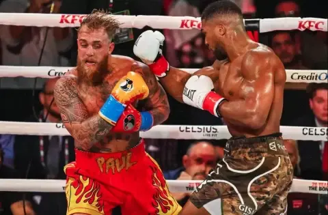 Anthony Joshua Kalahkan Jake Paul, Laga Mencetak Kontroversi dan Rekor Bisnis