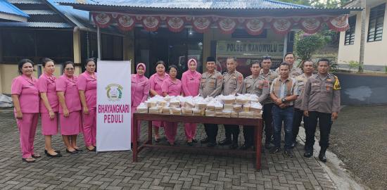 Polsek Ranowulu dan Bhayangkari Berbagi Takjil: Hangatkan Kebersamaan di Bulan Suci Ramadhan