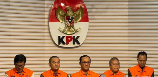 OTT KPK Seret Bupati Lampung Tengah, Uang Tunai hingga Emas Disita