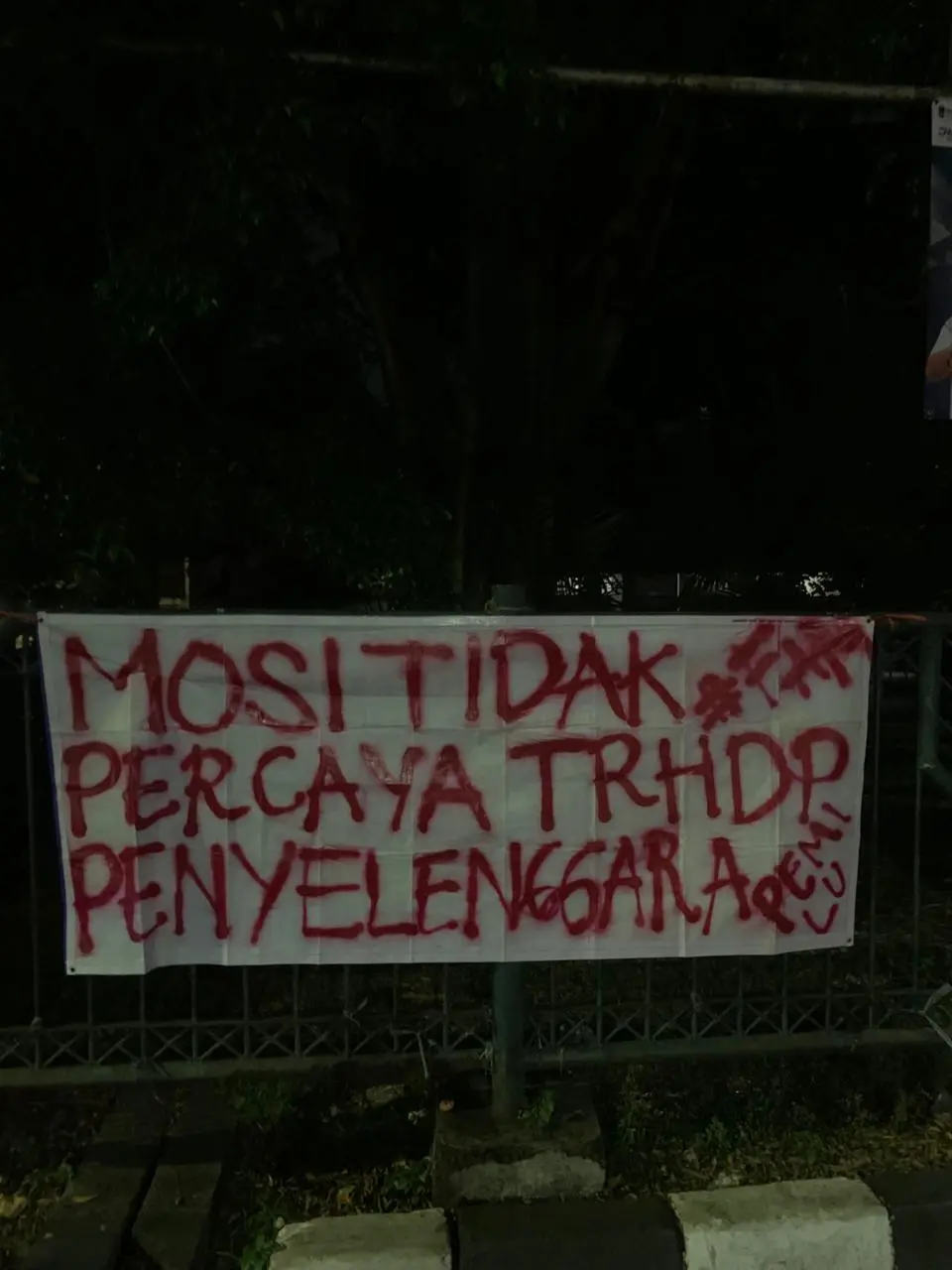 Spanduk "Mosi Tidak Percaya Terhadap Penyelenggara" Berserakan, Mahasiswa Gugat Integritas Penyelenggara Pemilu Tangerang