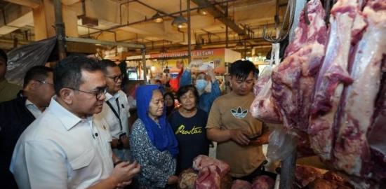 Mendag Busan Pantau Bapok di Pasar Senen, Kemendag Upayakan Harga Stabil dan Stok Terjamin