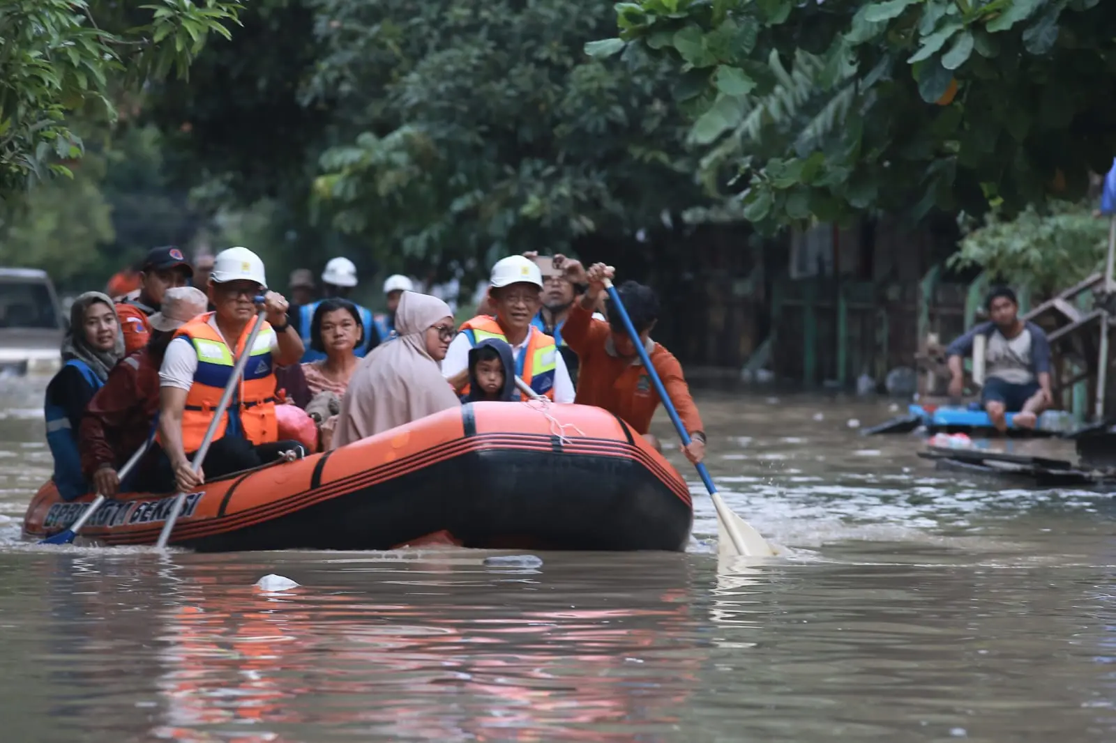 PLN Pastikan Keamanan Kelistrikan dan Bantu Evakuasi Warga di Tengah Banjir Bekasi