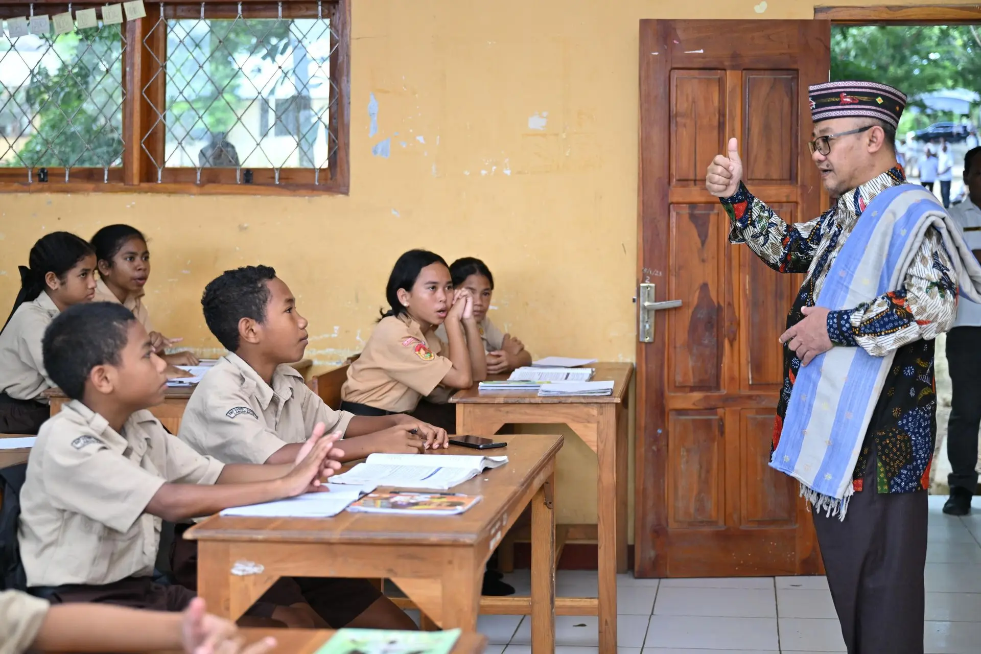 Kunjungan Mendadak Mendikdasmen Kejutkan Guru dan Siswa SMPN 1 Komodo