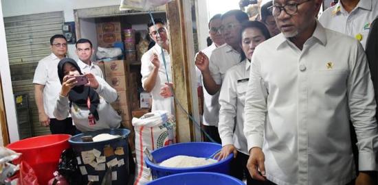 Mendag Busan dan Menko Pangan Pantau Pasar Johar Baru, Pastikan Stok Bapok Cukup dan Harga Sesuai HET